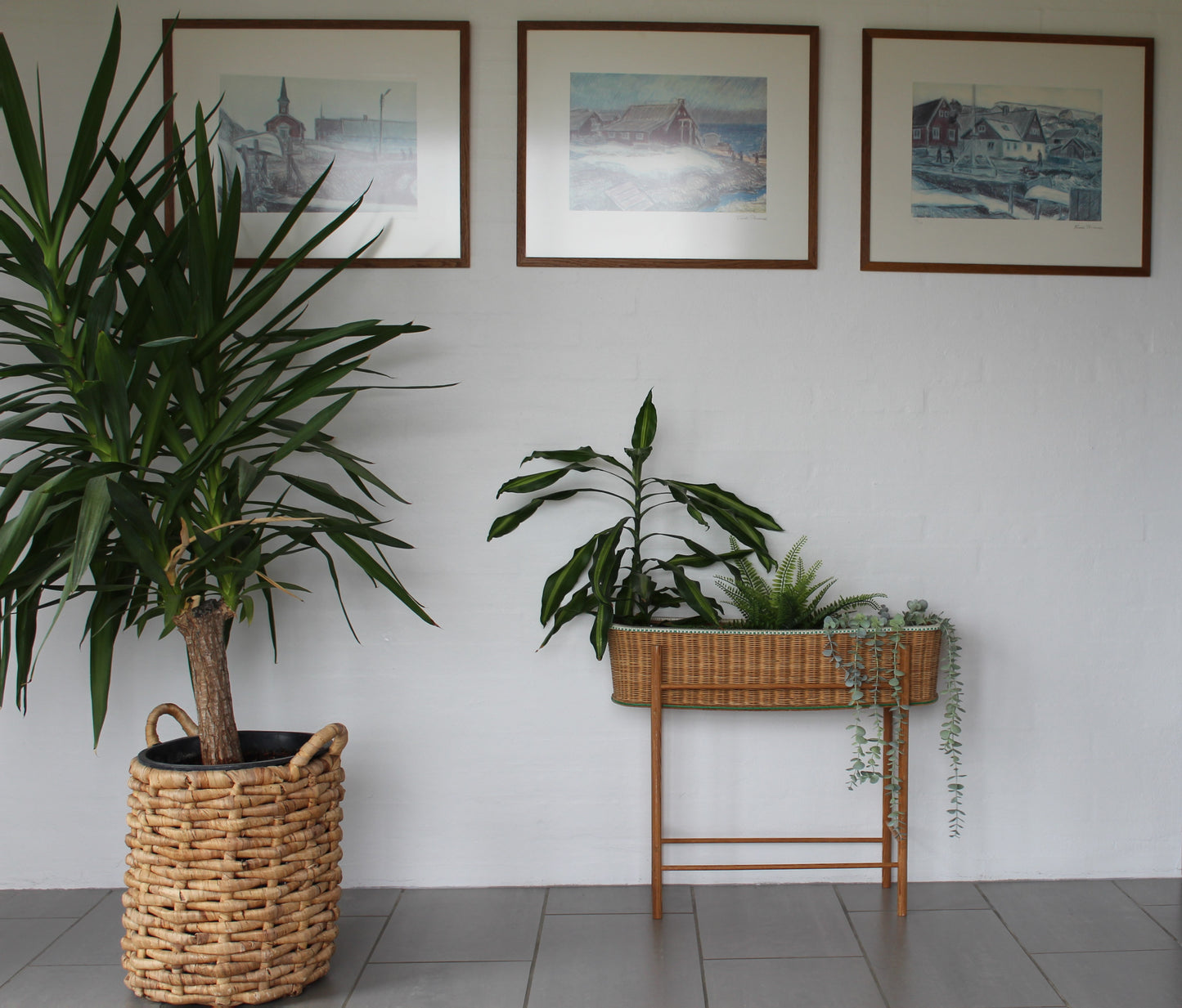 Secondhand - Blomsterstand i flet på fyrretræs stativ