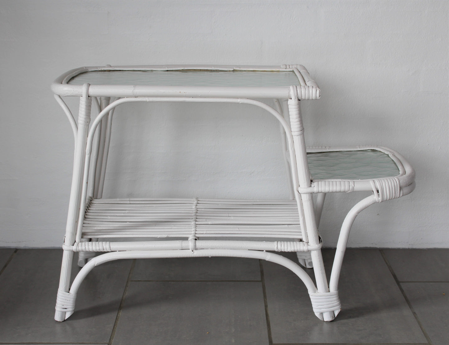 Secondhand - hvidmalet bambus bord med 2 glasplader og 1 hylde