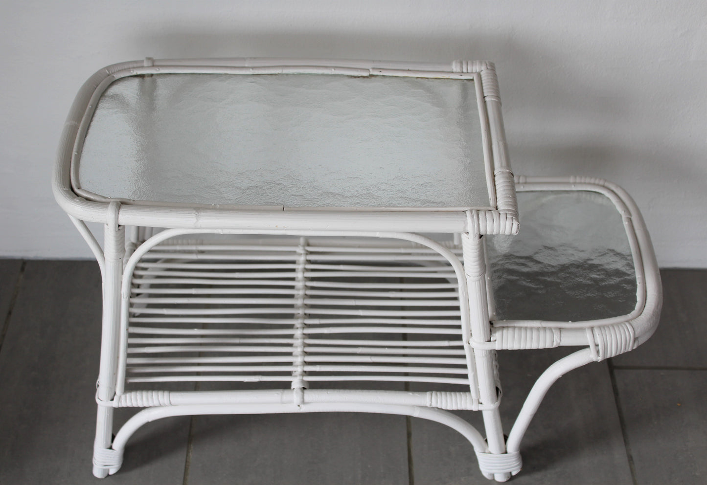 Secondhand - hvidmalet bambus bord med 2 glasplader og 1 hylde