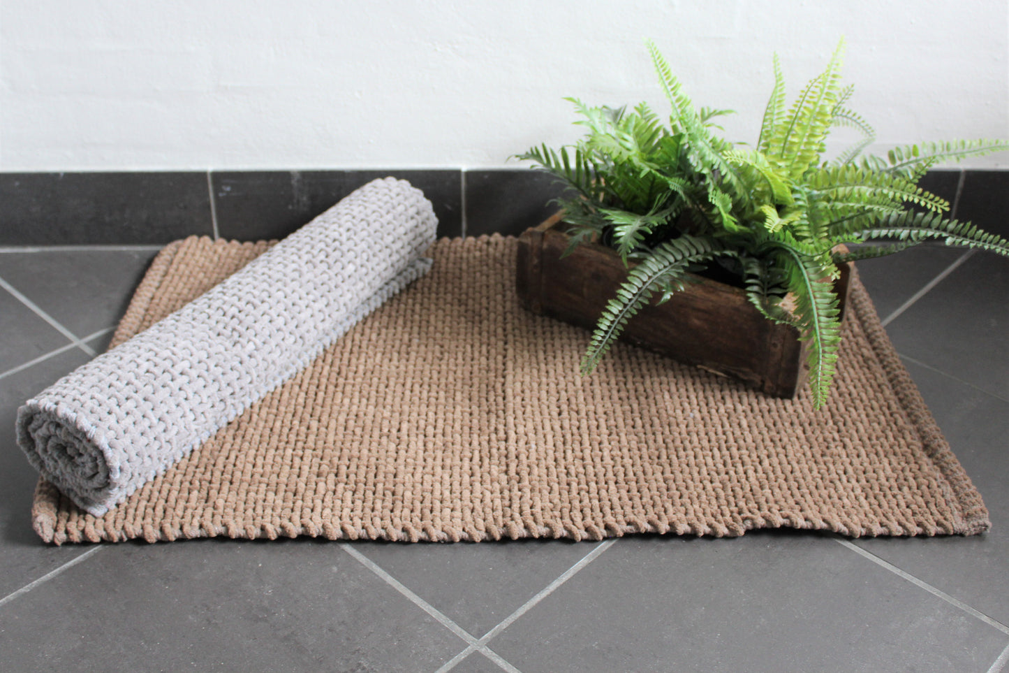 Bademåtter - 1 x brun (Taupe) og 1 x grå, 50 x 80 cm