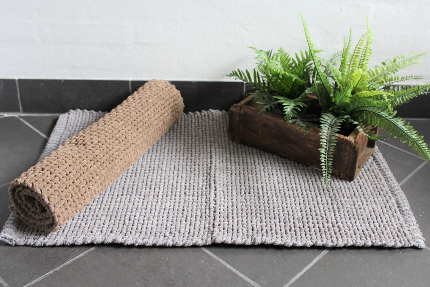 Bademåtter - 1 x brun (Taupe) og 1 x grå, 50 x 80 cm