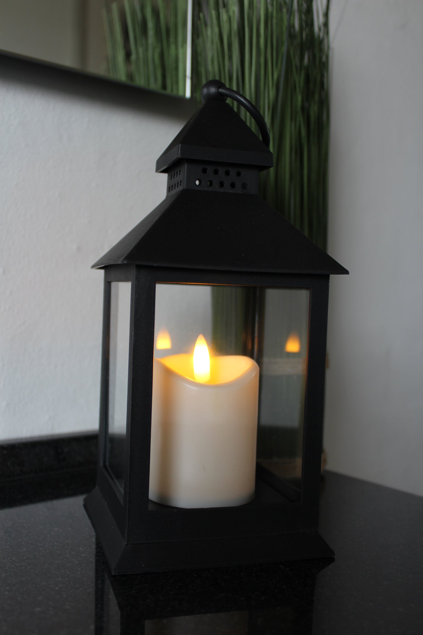 LED Lanterne i sort plastik med timer H 24 cm