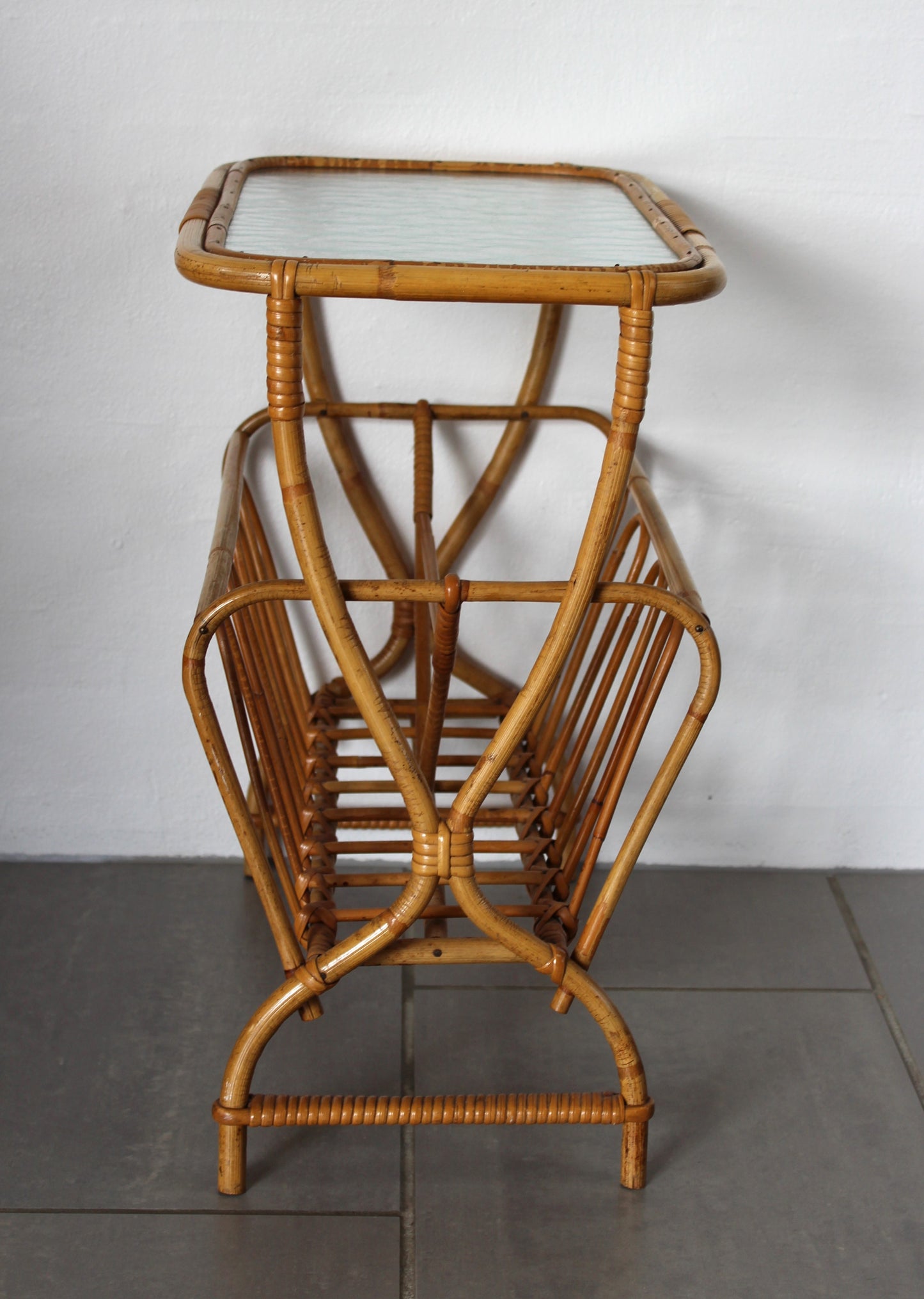 Secondhand - Bambus avisholder med glasbord (uden håndtag)