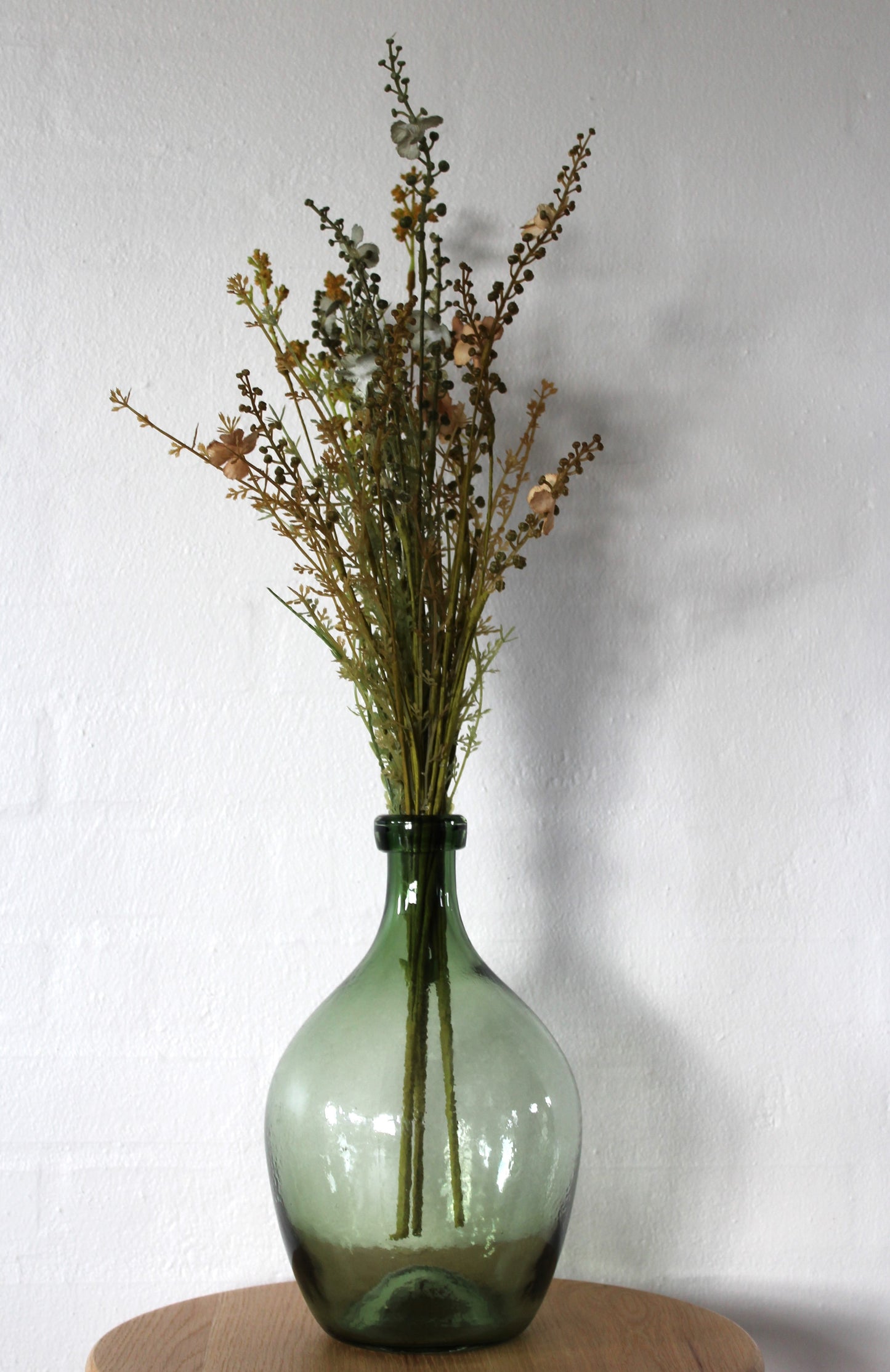 Ib Laursen - Glasballon i grønt glas H 28 cm inkl. 3 stilke ass. kunstige blomster