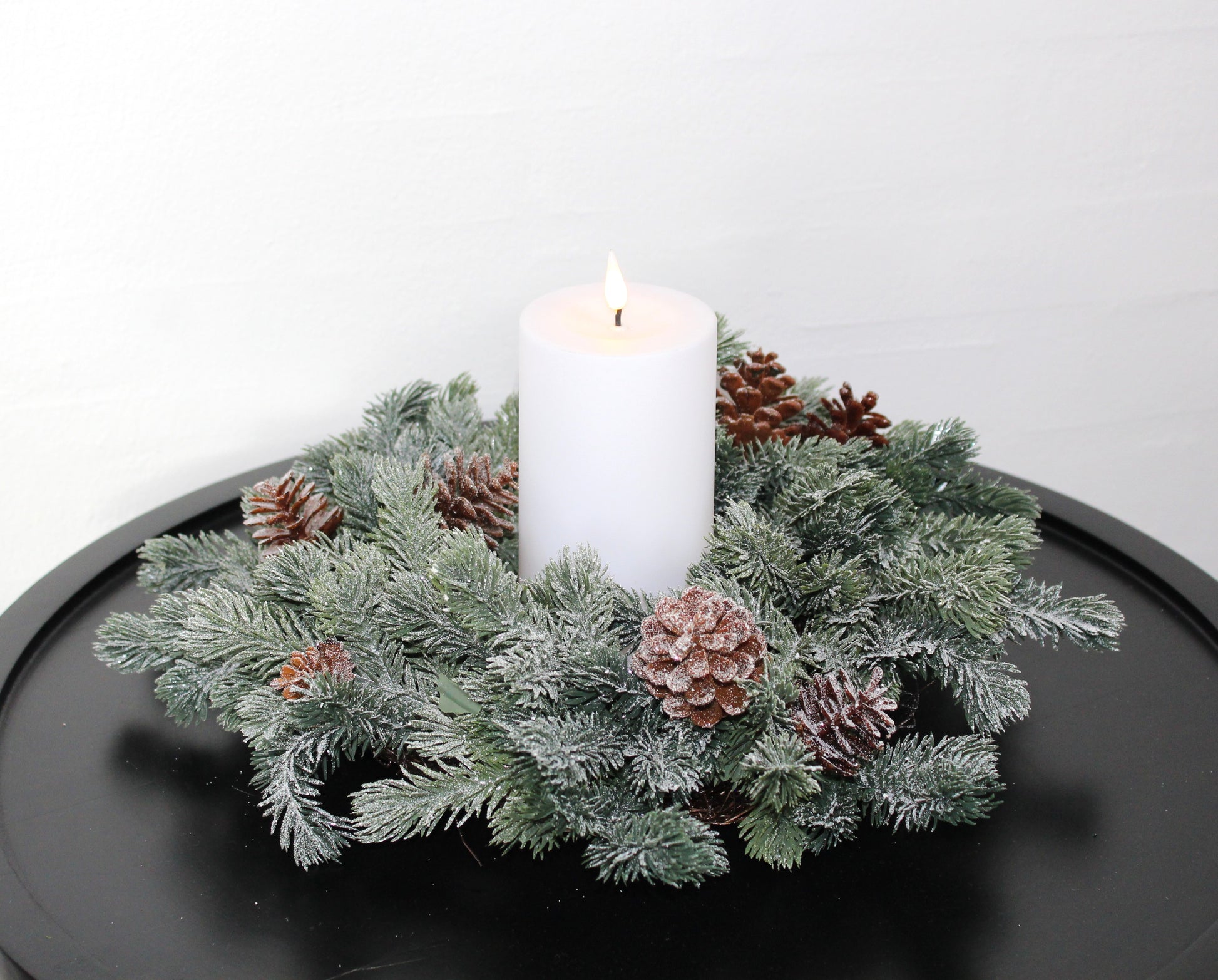 Kunstig krans med gran, kogler og sne Ø 35 cm