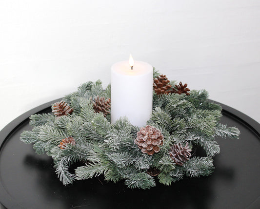 Kunstig krans med gran, kogler og sne Ø 35 cm