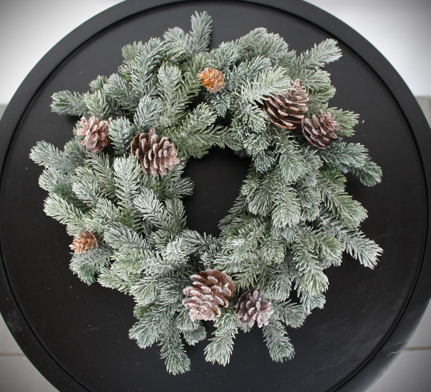 Kunstig krans med gran, kogler og sne Ø 35 cm