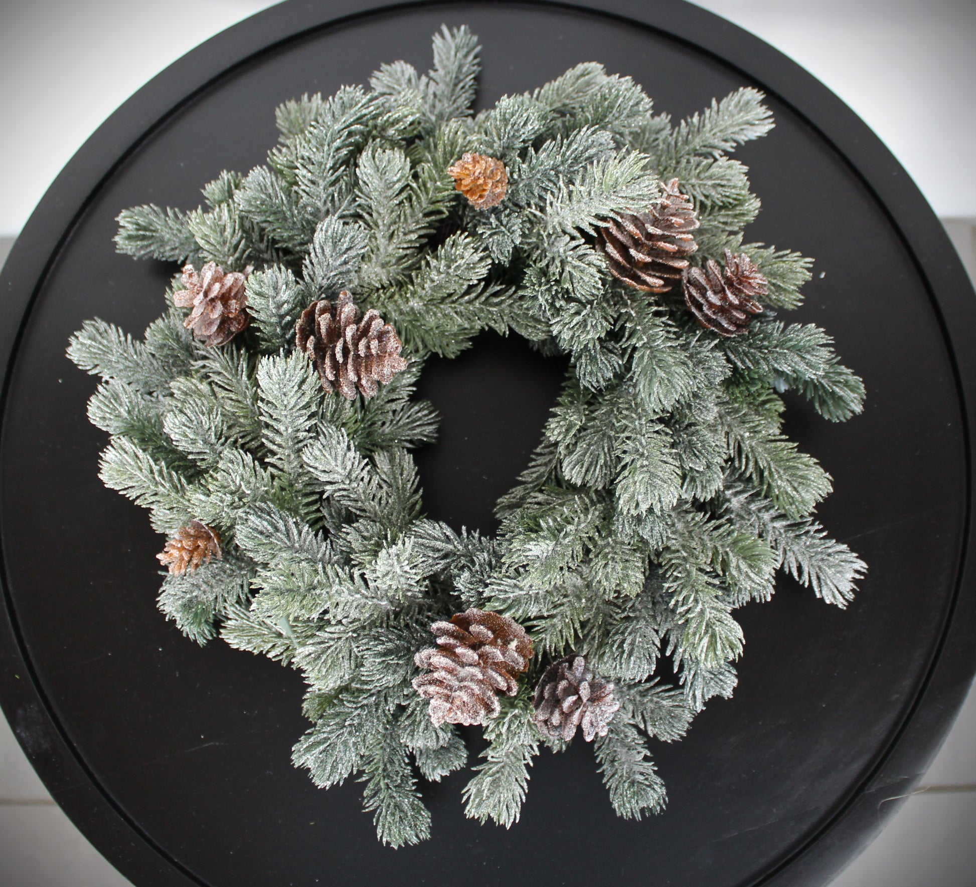 Kunstig krans med gran, kogler og sne Ø 35 cm