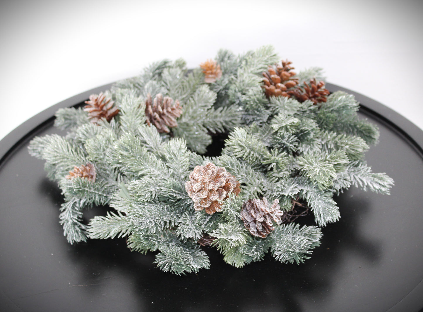 Kunstig krans med gran, kogler og sne Ø 35 cm