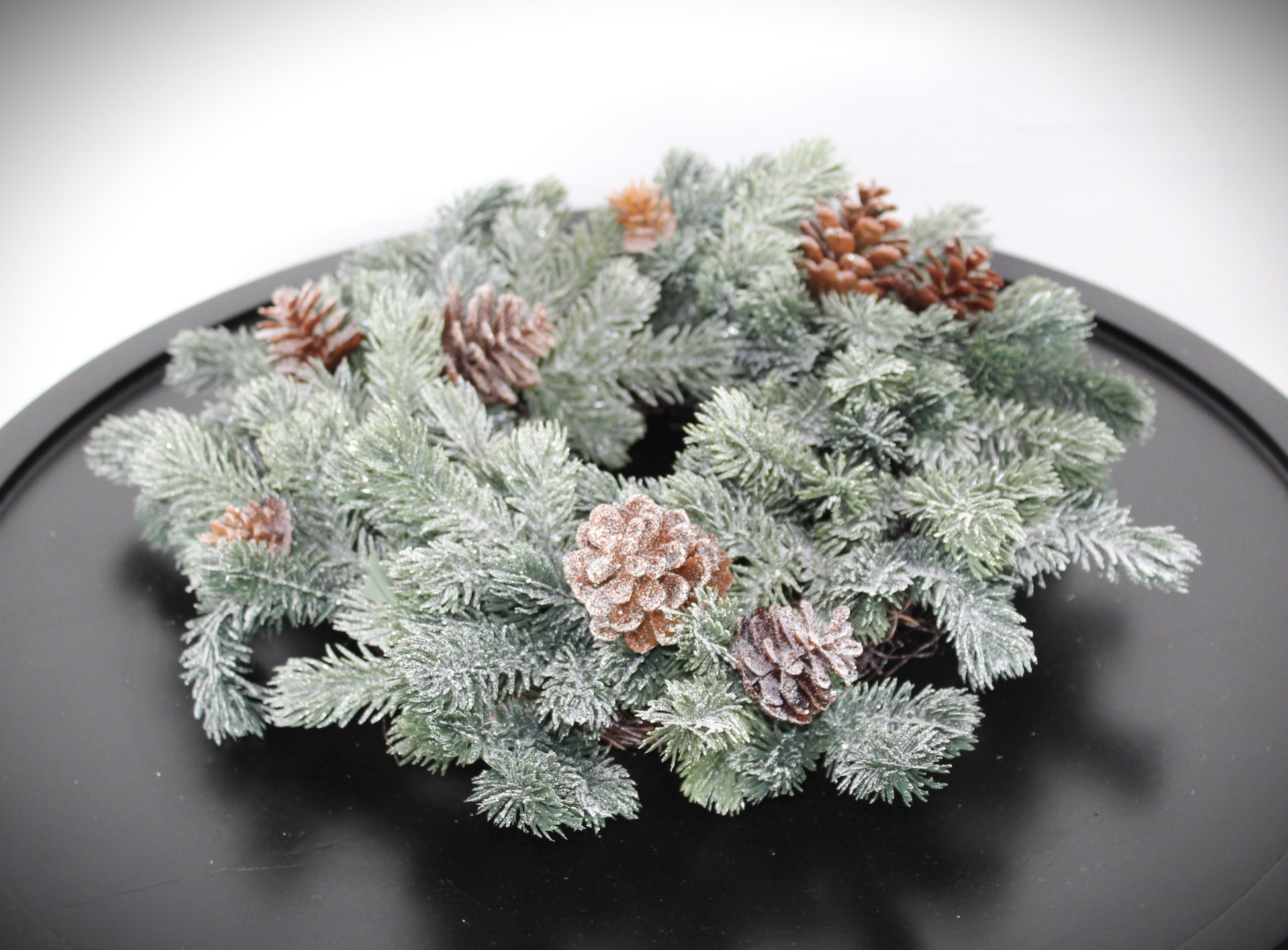 Kunstig krans med gran, kogler og sne Ø 35 cm