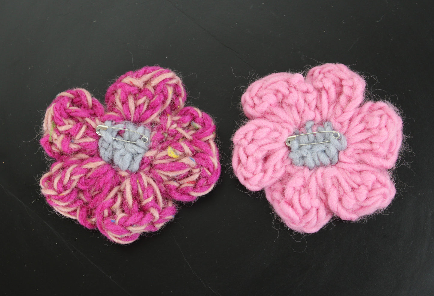 Homemade -2 stk. hæklede blomster brocher (uld)(1)