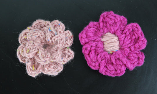 Homemade - 2 stk. hæklede blomster brocher (uld)(2)