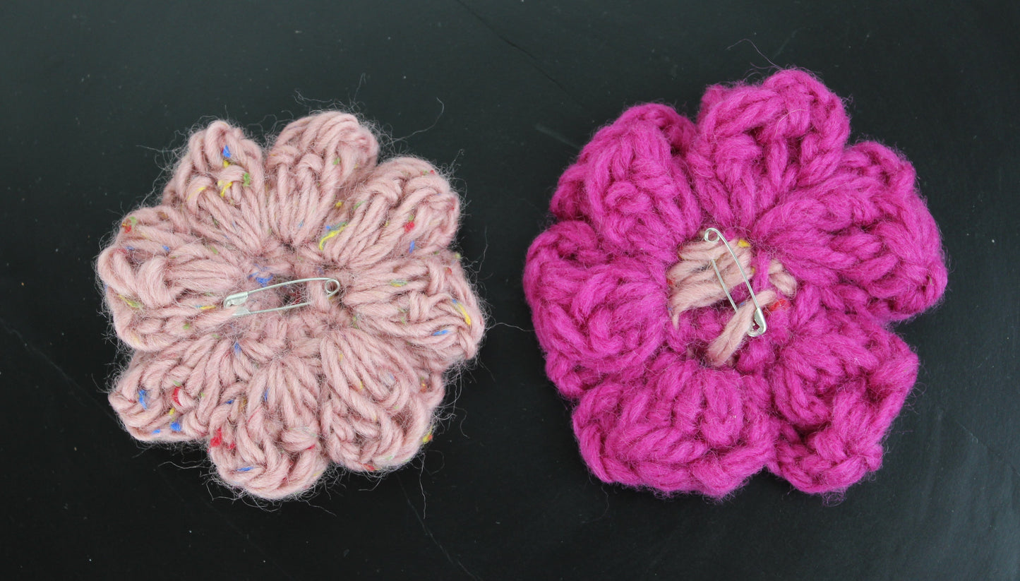 Homemade - 2 stk. hæklede blomster brocher (uld)(2)