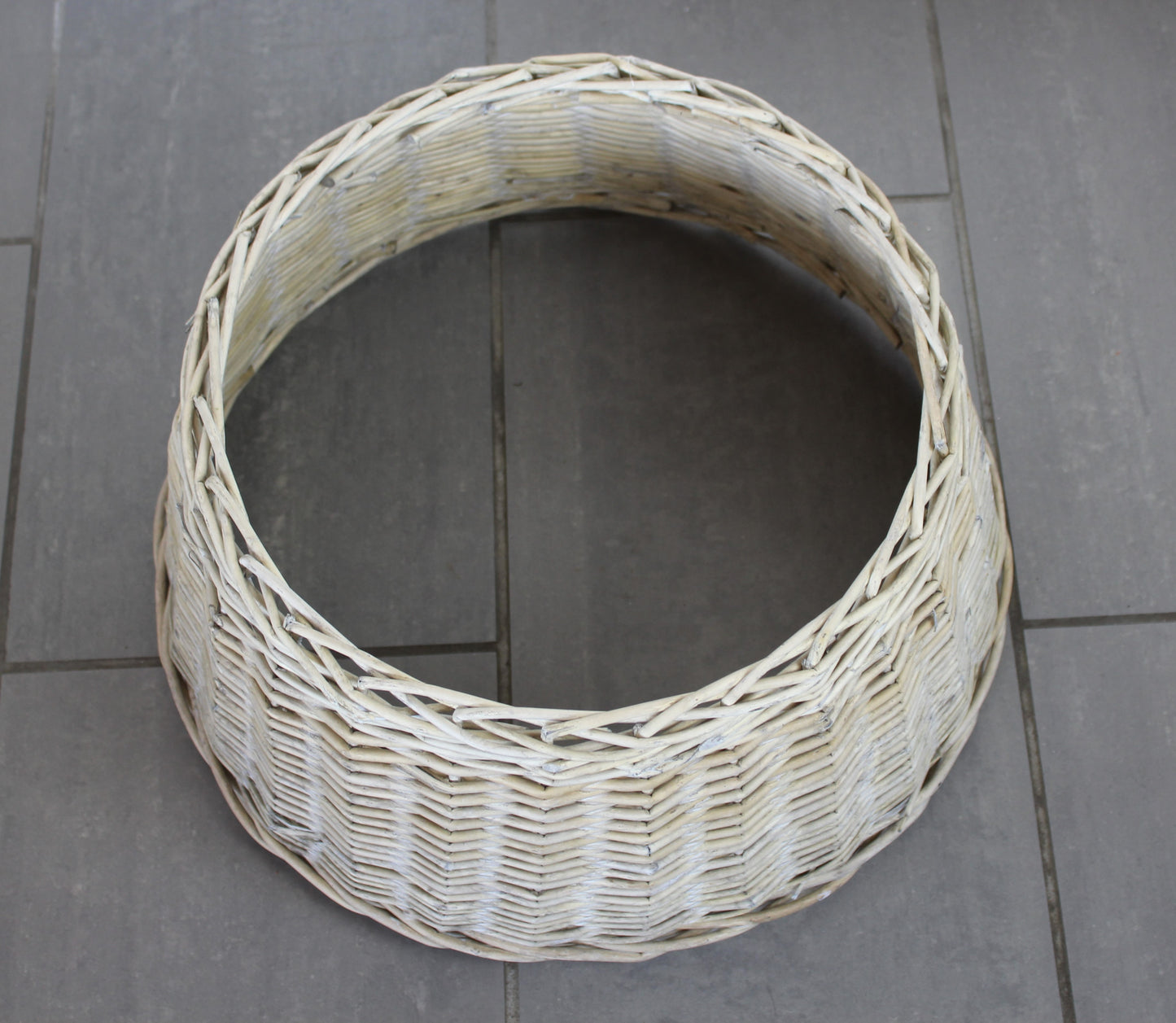 Skjuler til juletræsfod af pil Ø 39/51 cm x H 24 cm