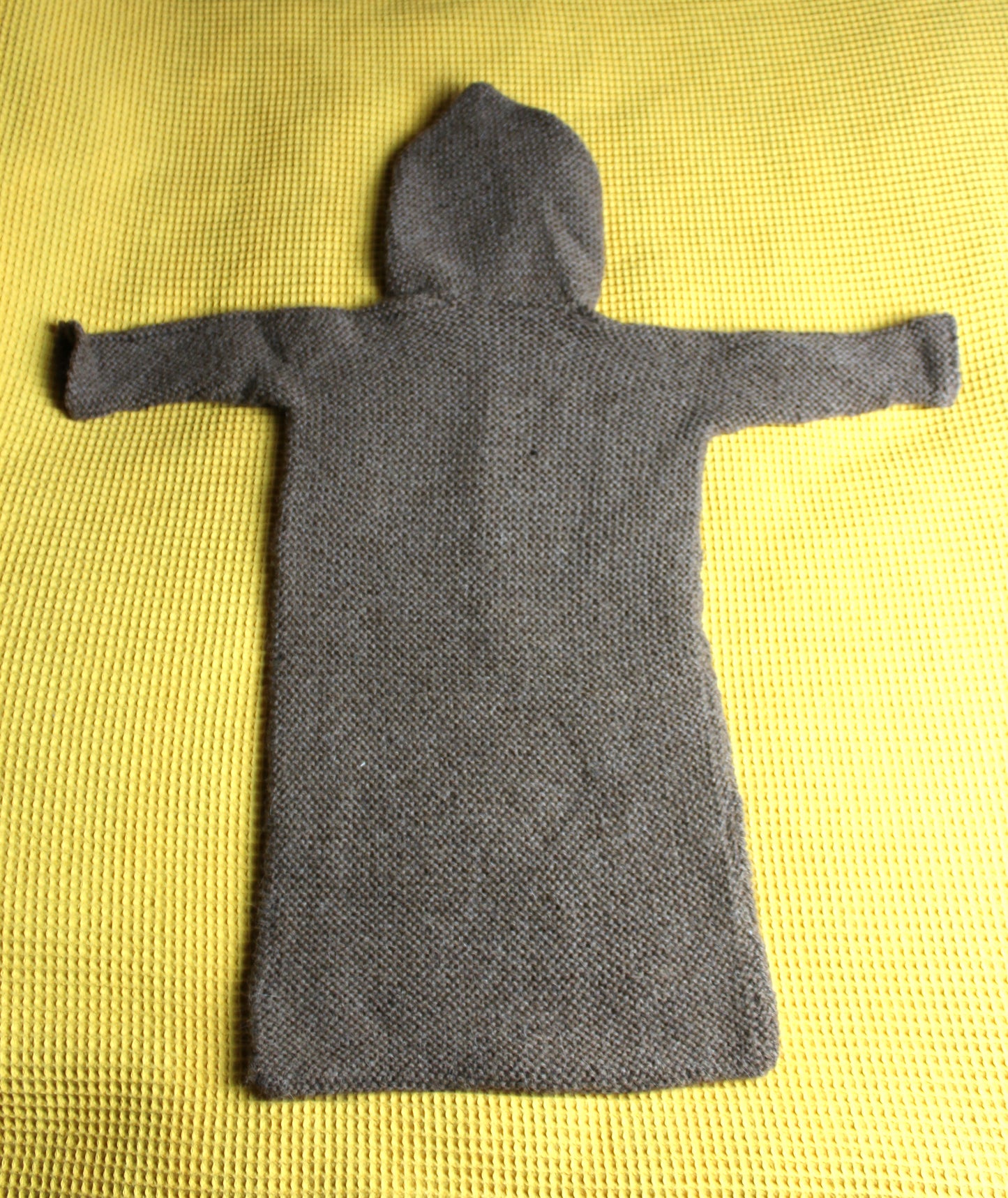 bagsiden af Håndstrikket kørepose til baby lavet af 100% alpaca uld (9-12 mdr)