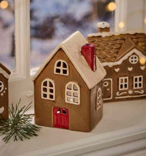 Ib Laursen - Hus til fyrfadslys Brun med råhvidt tag, hvide vinduer og rød dør, Stillenat