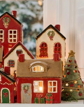 Ib Laursen - Hus til fyrfadslys Krans på dør og gaver under vinduer