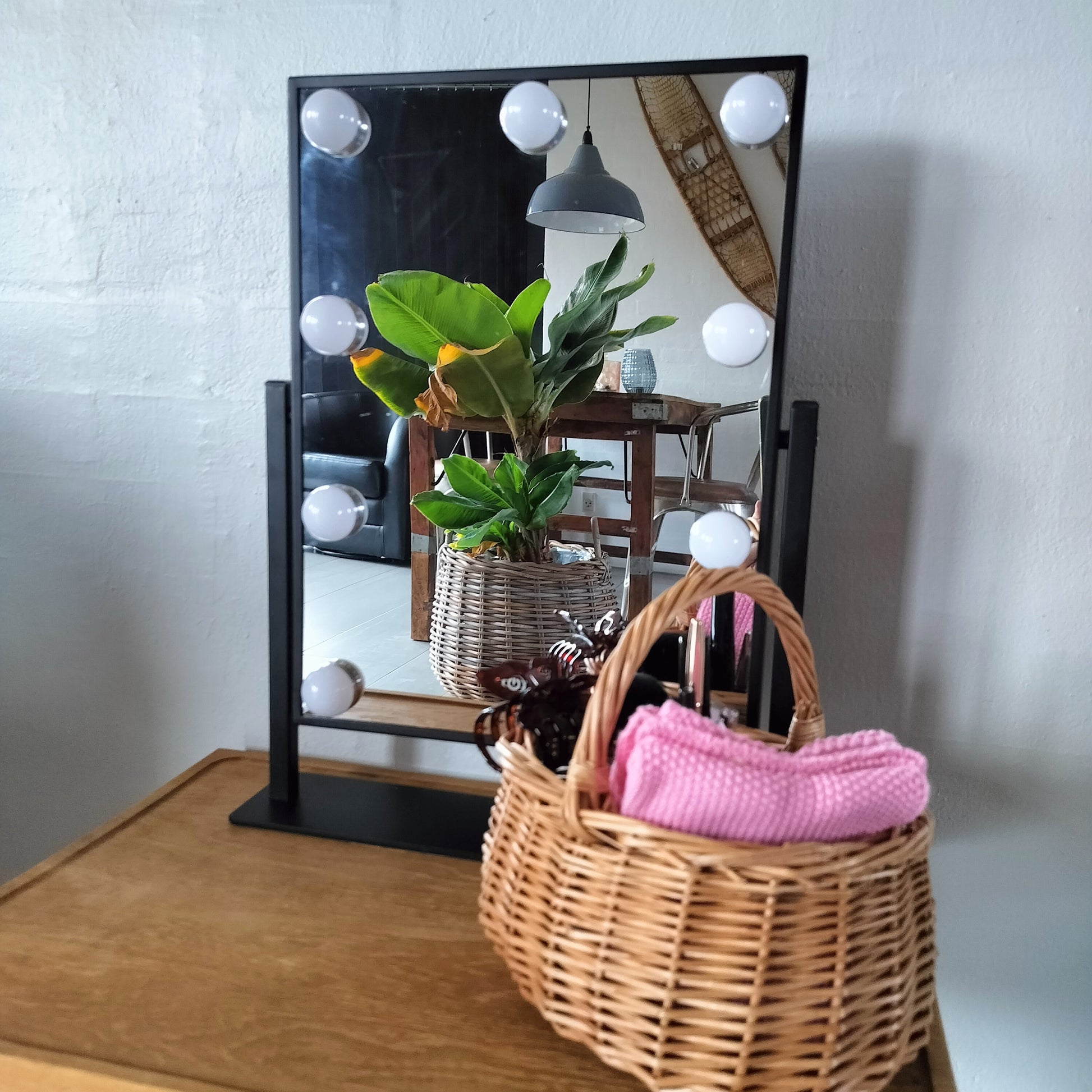 Make up spejl med 9 pærer (led lys) B 36 x H 46 cm