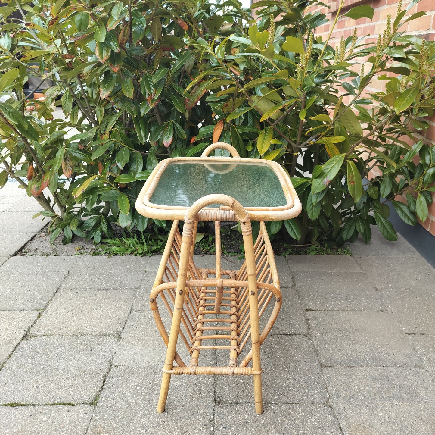Secondhand - Bambus avisholder med matteret glasplade (7)