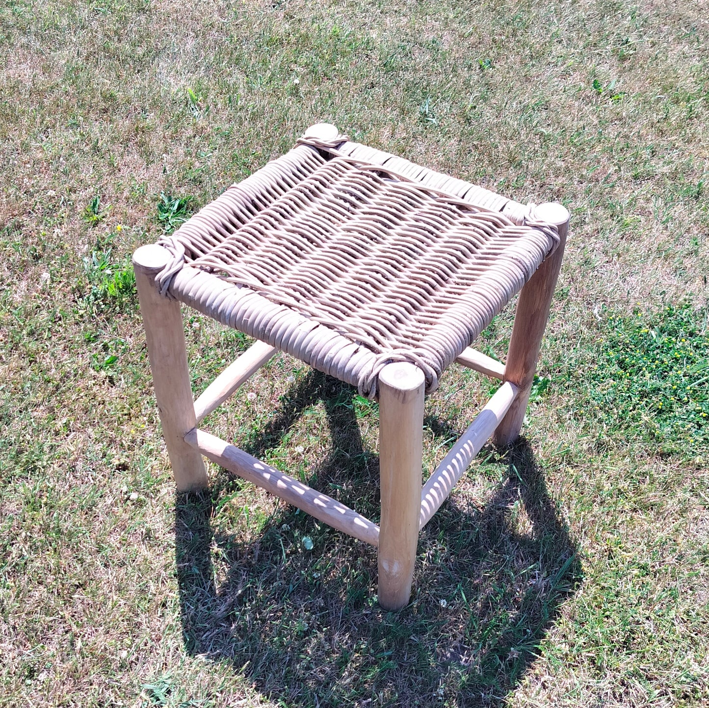 Secondhand - Træ skammel med rattan flettet top (stor)