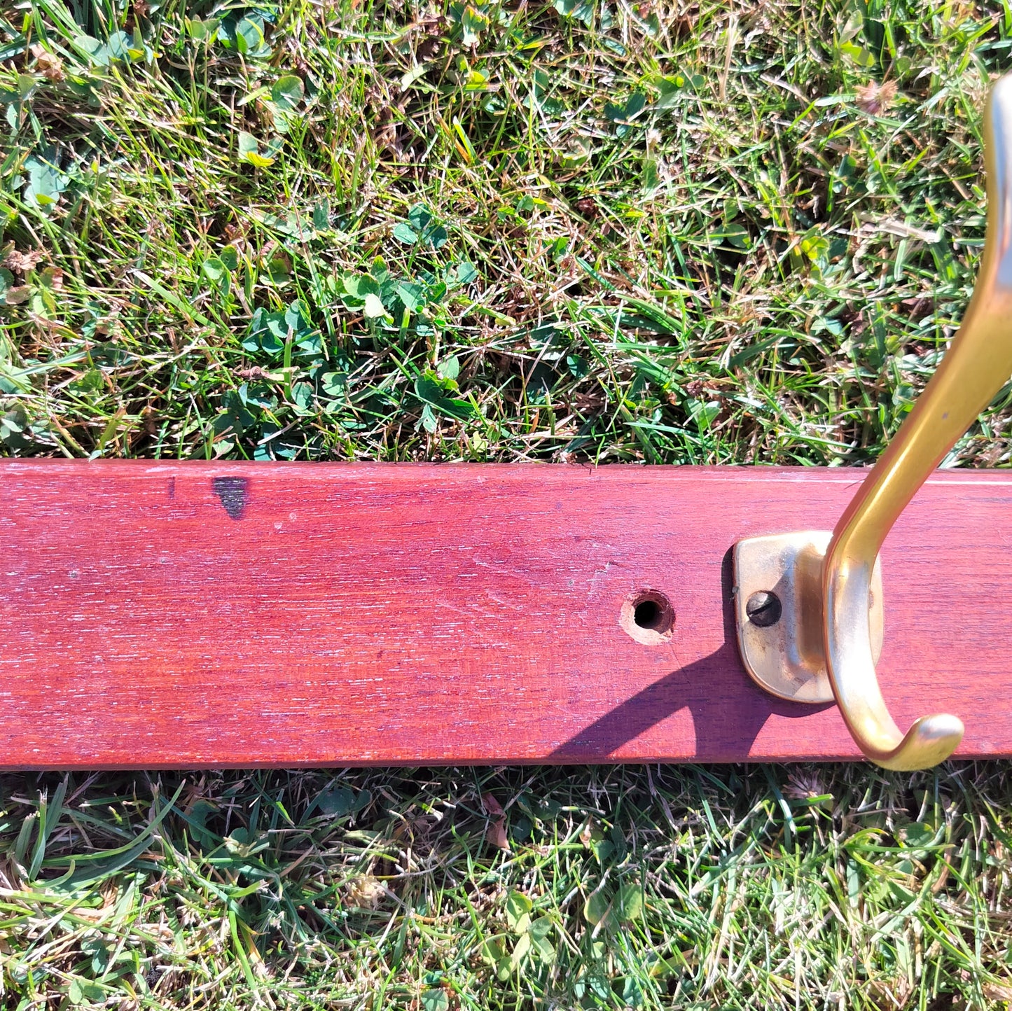 Secondhand - Teak knagerække med 4 messingfarvede dobbelt knager