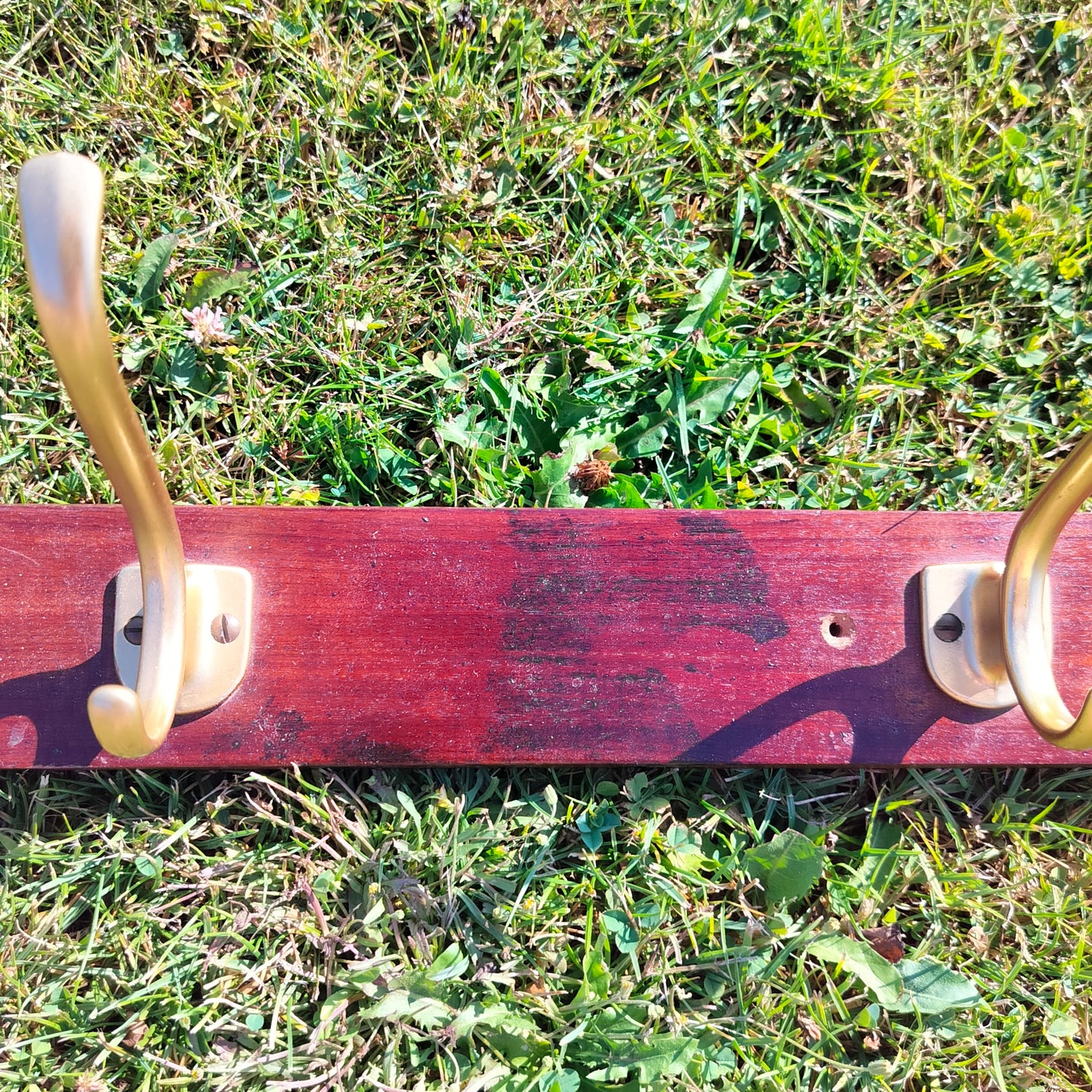 Secondhand - Teak knagerække med 3 messingfarvede dobbelt knager