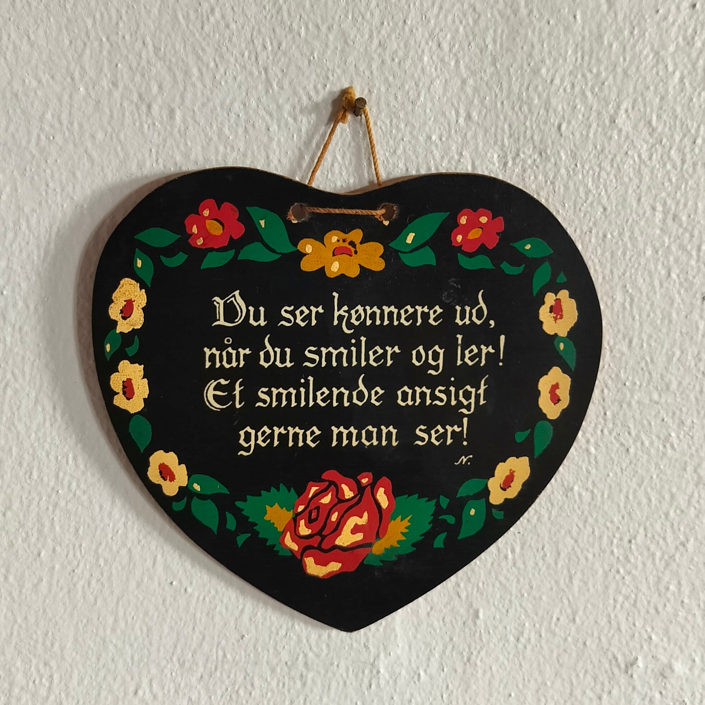 Secondhand dekorationshjerte / lokumshjerte sort med tekst