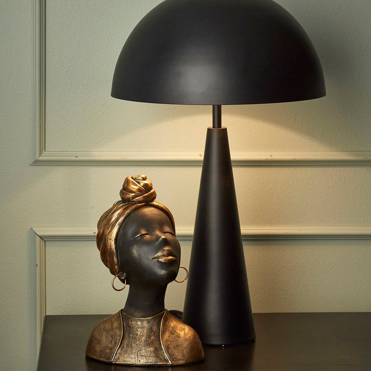 Bordlampe i mat sort metal Ø 30 x H 50 cm
