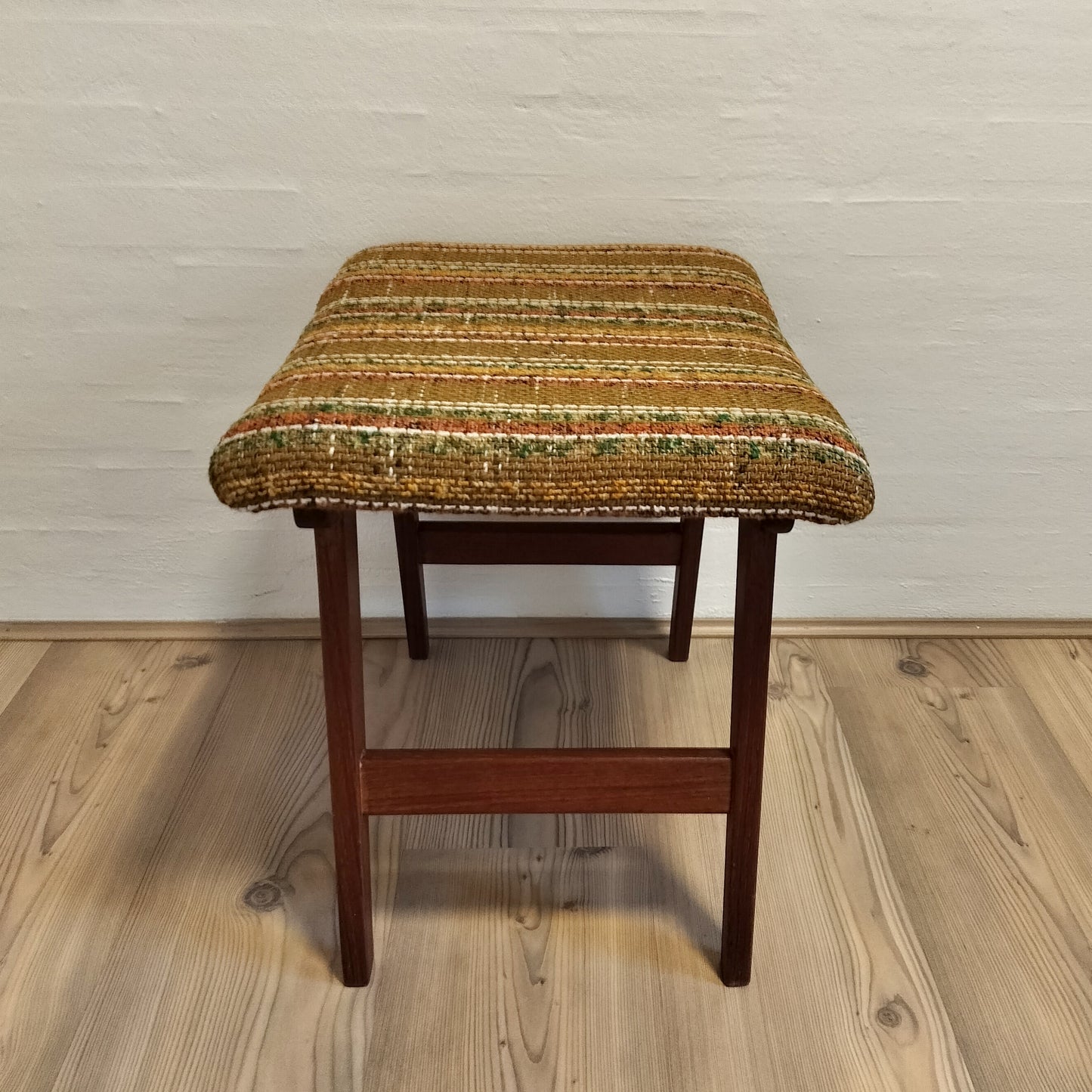Secondhand - Fodskammel i teaktræ