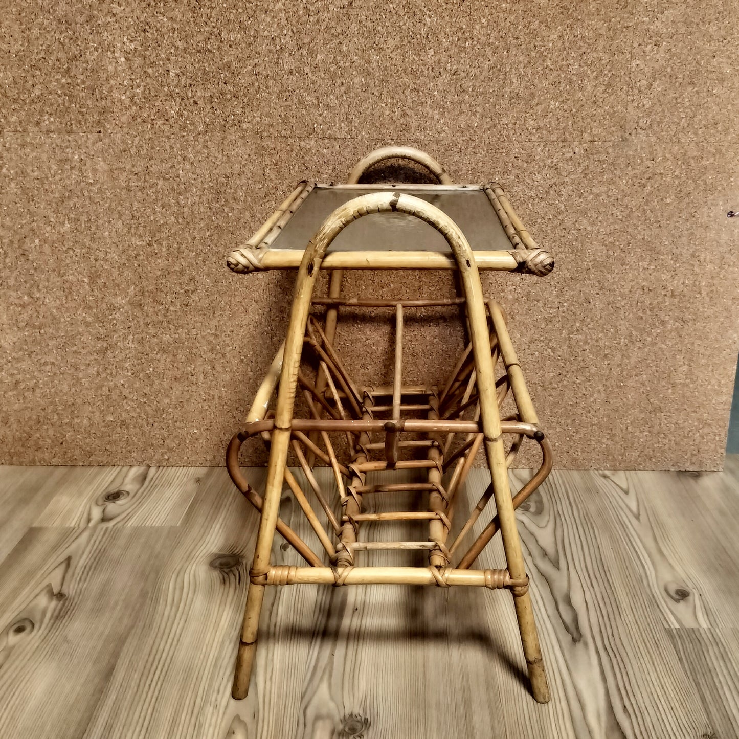 Secondhand - Bambus avisholder med matteret glasplade