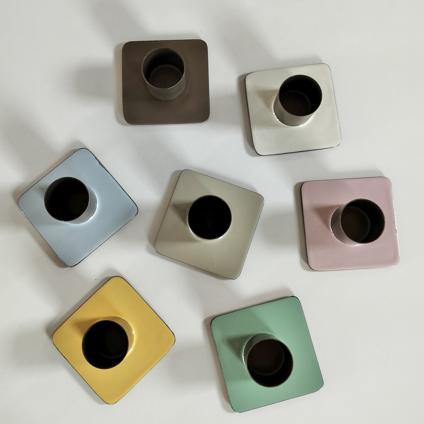 Secondhand - Lot med 7 stk. lysestager i forskellige farver til 3,8 cm lys