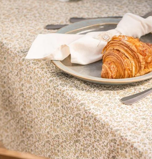 Ib Laursen – Dug "Eva" Natur med grønne, røde og gule blomster – 140 x 140 cm