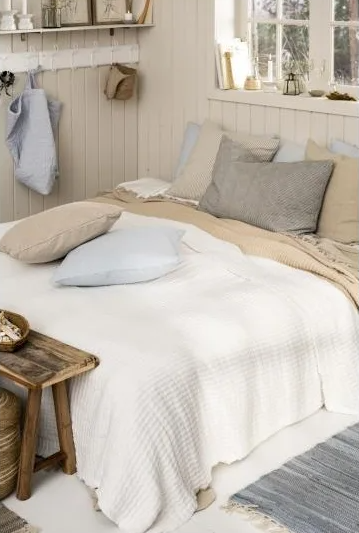 Ib Laursen - Sengetæppe hvid - enkelt ribbet med kantha-stikninger