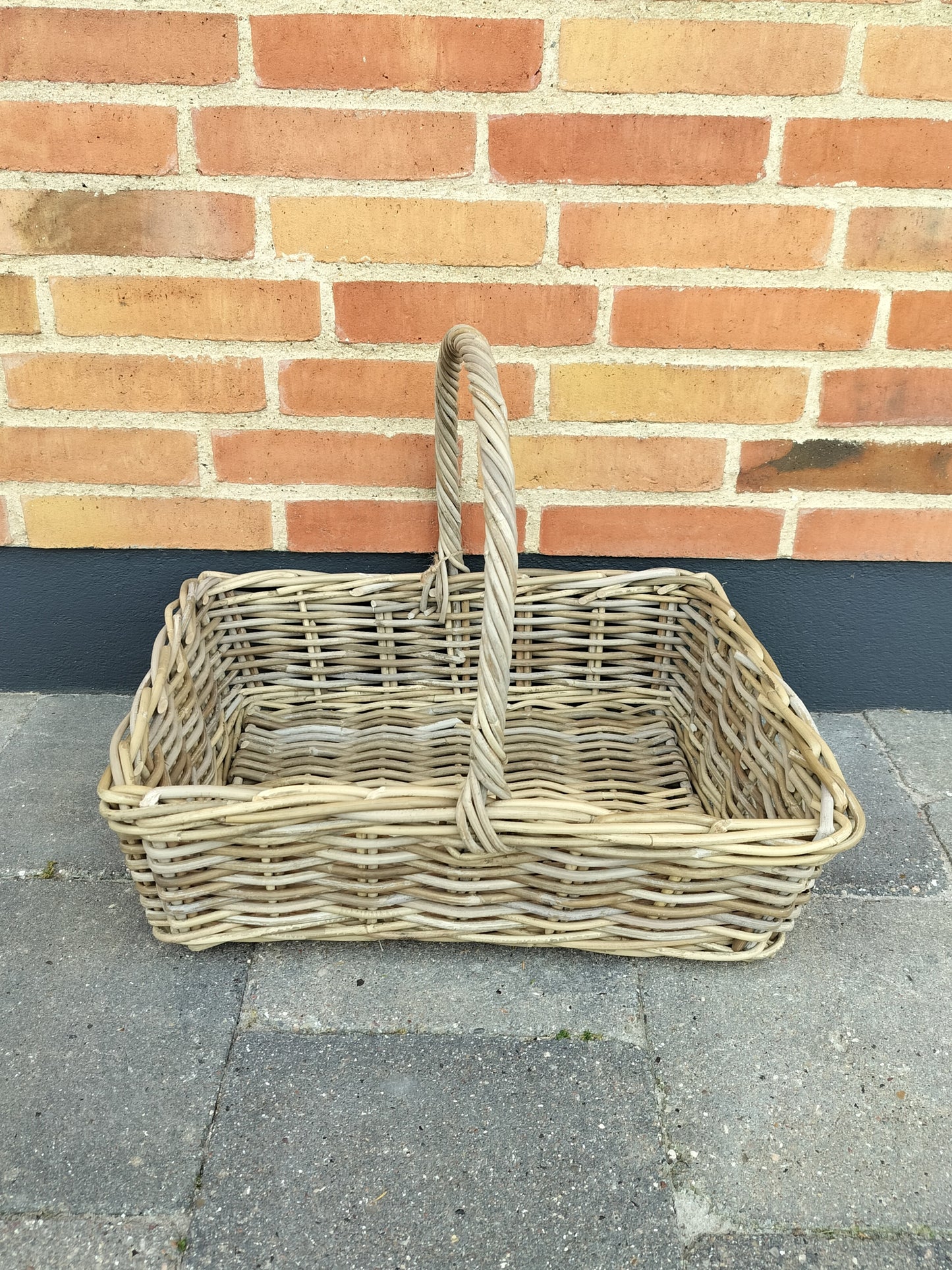 Flettet bykurv i grå rattan L 51 x B 40 x H 16 cm