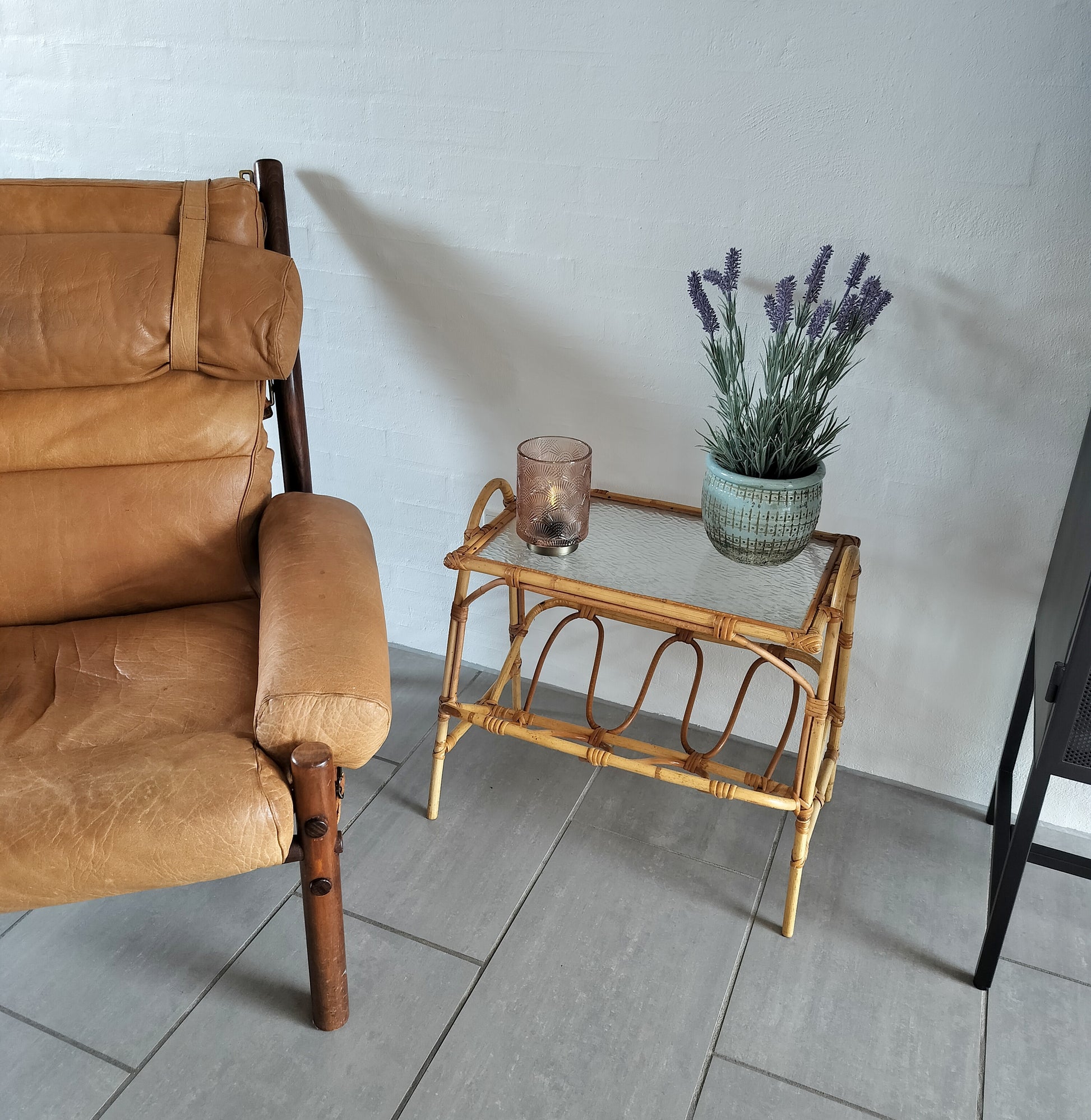 Secondhand - Bambus avisholder med matteret glasplade