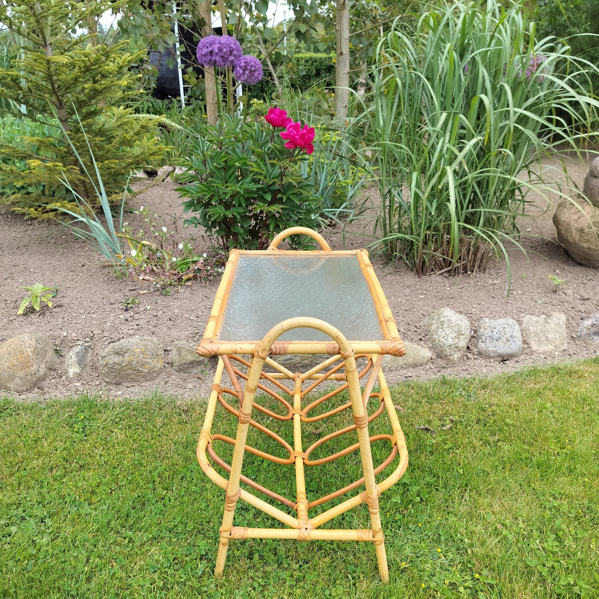 Secondhand - Bambus avisholder med matteret glasplade