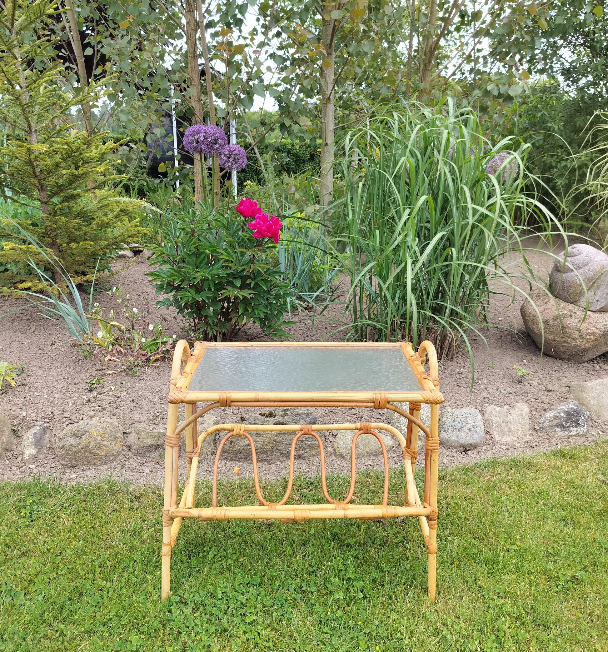 Secondhand - Bambus avisholder med matteret glasplade