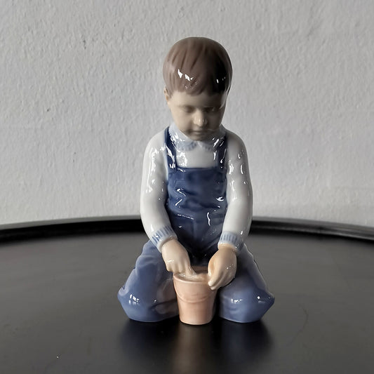 Secondhand - Bing og Grøndahl Figur nr. 2127 "DRENG MED SPAND"