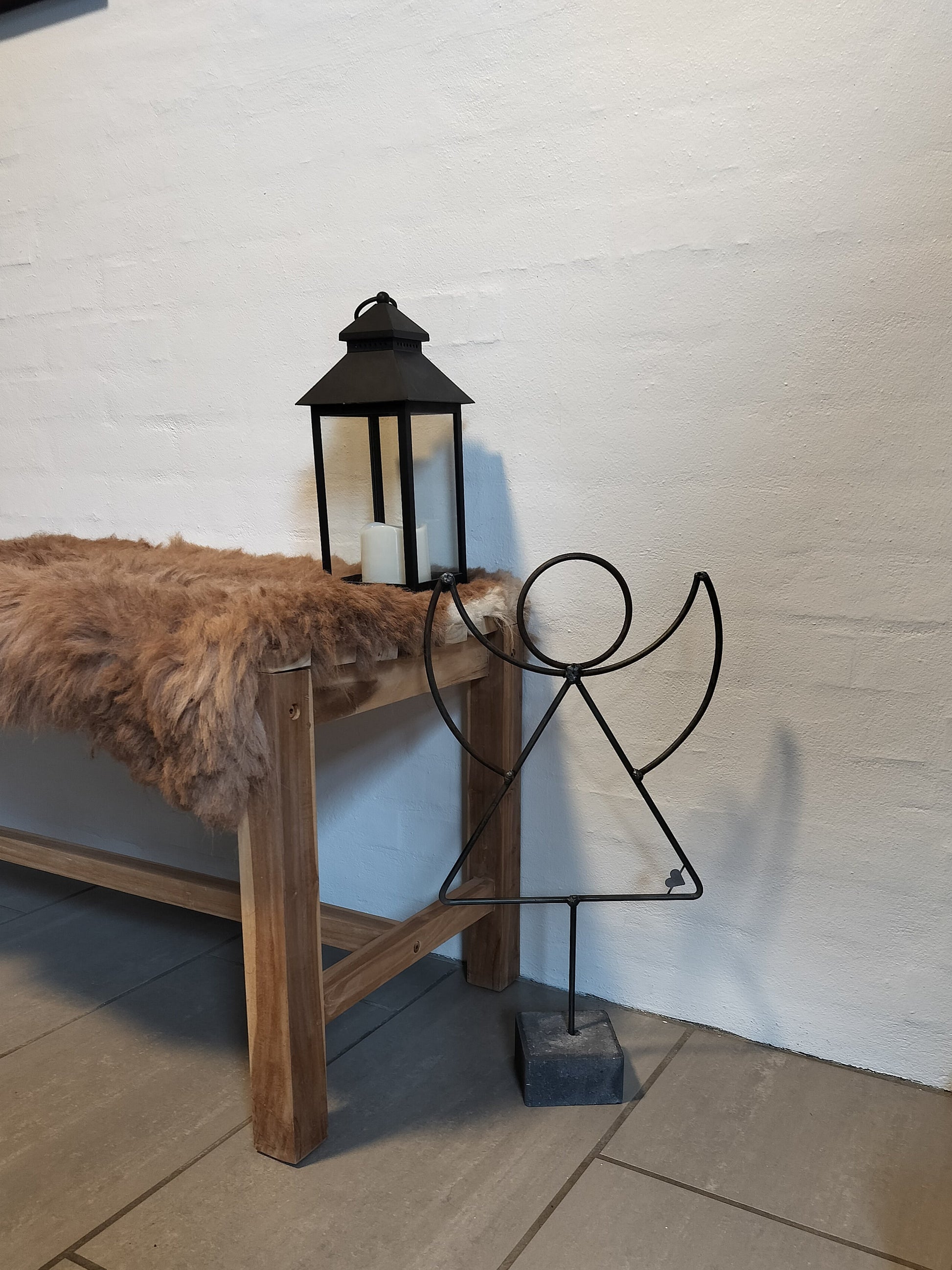 Metal Engel på Kopsten byder velkommen i entreen.