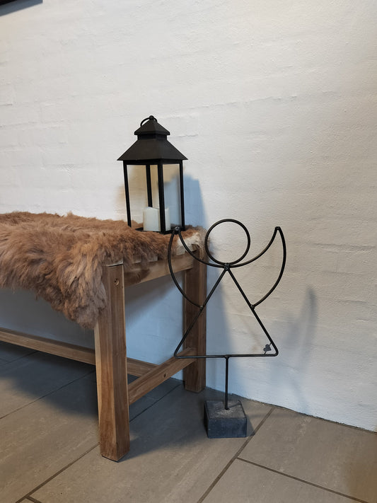 Metal Engel på Kopsten byder velkommen i entreen.