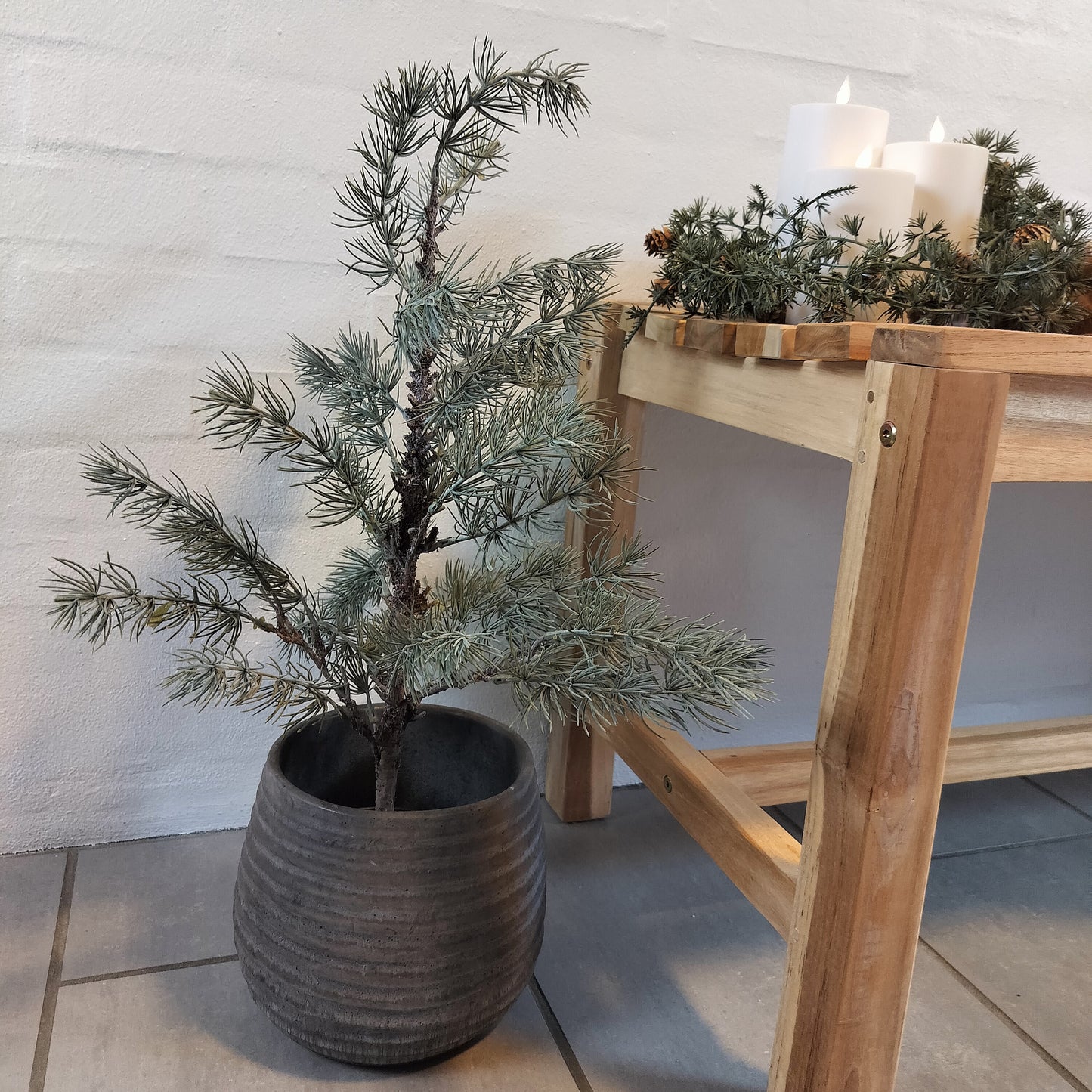 Ib Laursen - kunstigt cedertræ i sort potte H 60 cm