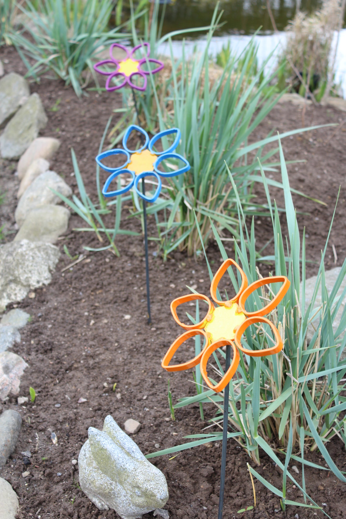 Metal blomst på spyd - orange og gul