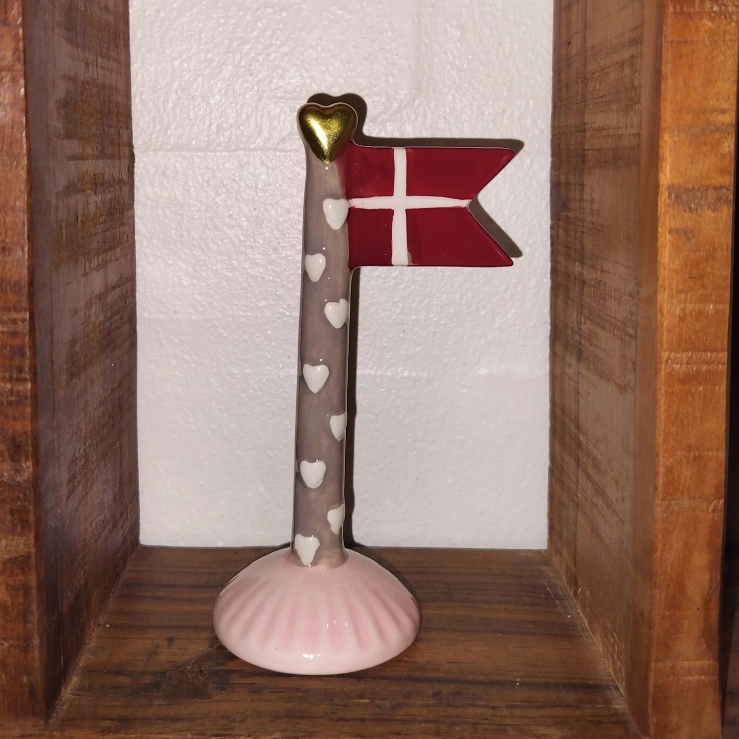 keramik flag Grå med hvide hjerter på rosafarvet fod