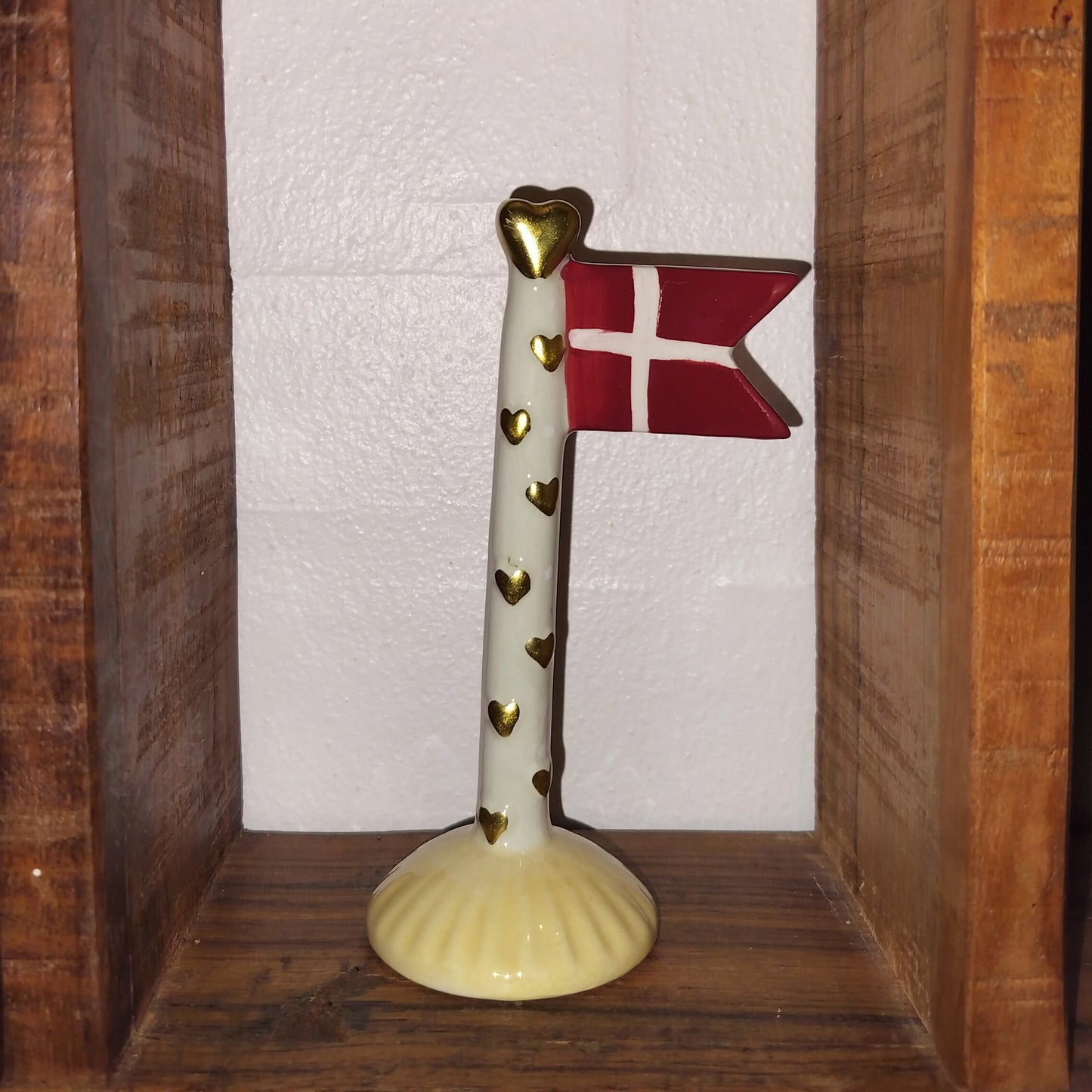 Keramik flag Sart lysegrøn med guld hjerter og hvide prikker på gul fod