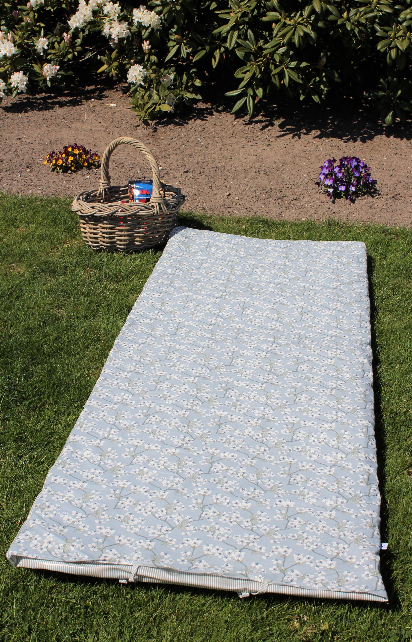 OUTLET - Au Maison Picnic/strandtæppe grå med hvide blomster 70x180 cm