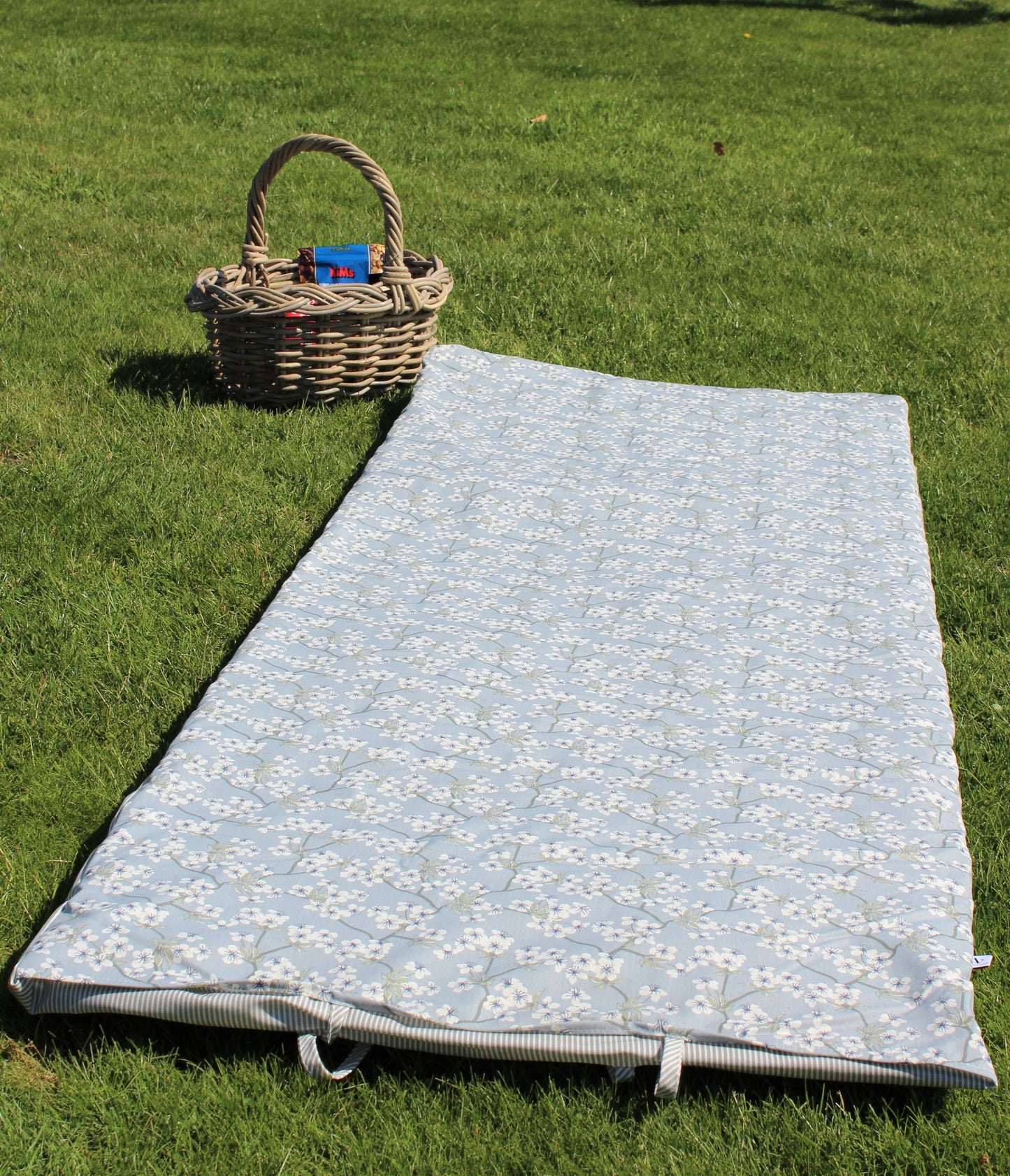 OUTLET - Au Maison Picnic/strandtæppe grå med hvide blomster 70x180 cm