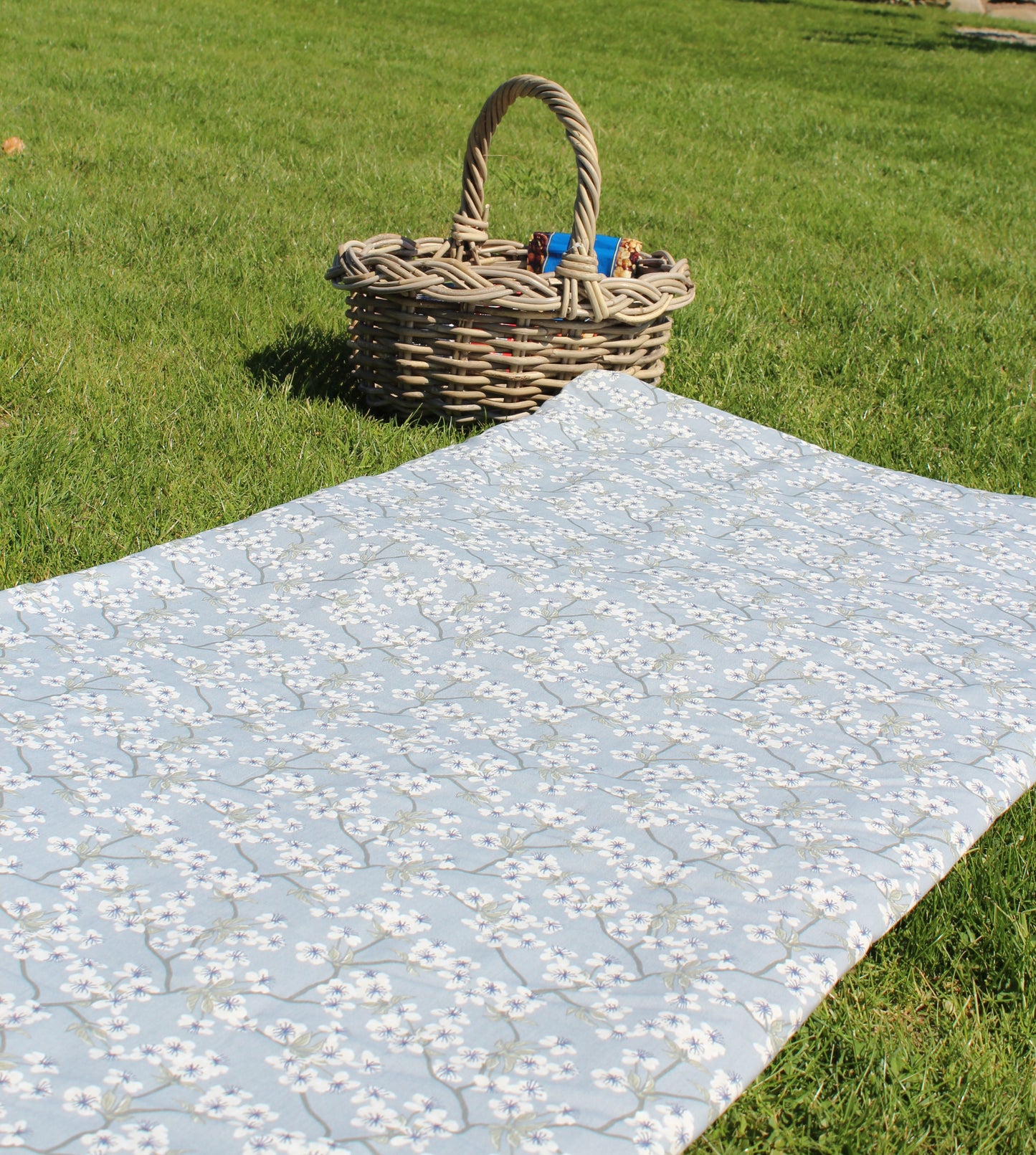 OUTLET - Au Maison Picnic/strandtæppe grå med hvide blomster 70x180 cm