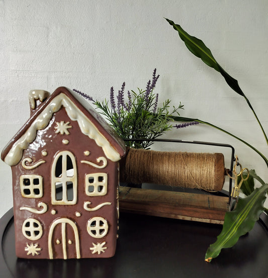 Hus til fyrfadslys Honningkagehus, brun med hvide vinduer og sne, stillenat