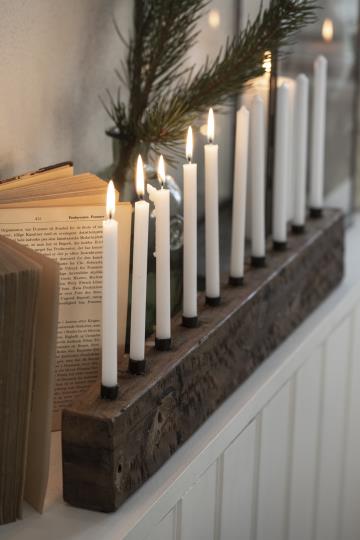 10 hvide kertelys i aflange UNIKA lysestage fra Ib Laursen