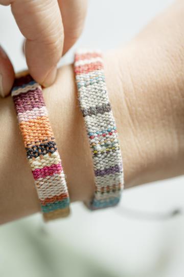 Ib Laursen - 2 stk vævet armbånd i multifarver med snorelukning (UNISEX)